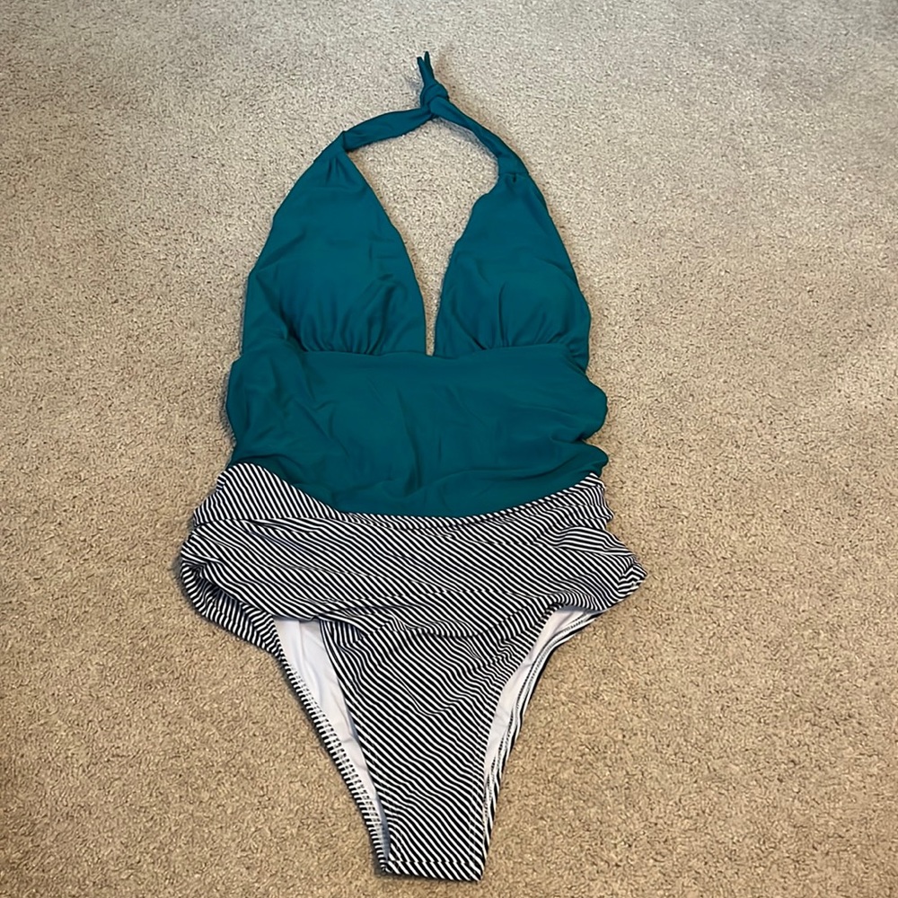 Cute one piece swimsuit size XL New Never Worn